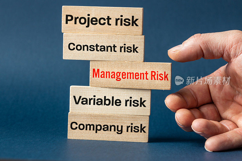 管理风险，项目风险，业主公司，固定和可变风险，写在木块上，经营理念，企业风险控制