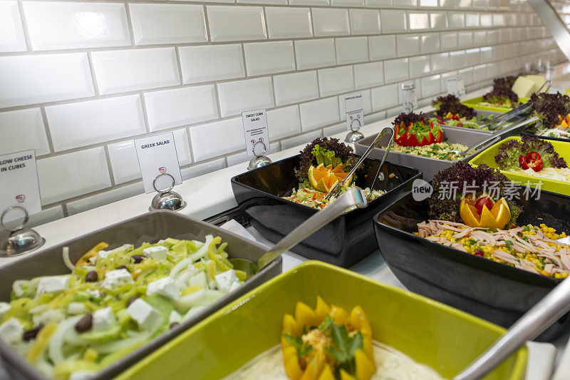 在豪华餐厅提供自助餐。