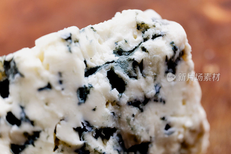 法国蓝纹干酪(roquefort)的微距特写，味道浓烈，易碎，略带湿润，带有独特的蓝色霉菌纹理。
