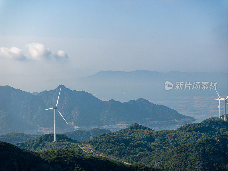 无人机视角下的山顶风电场