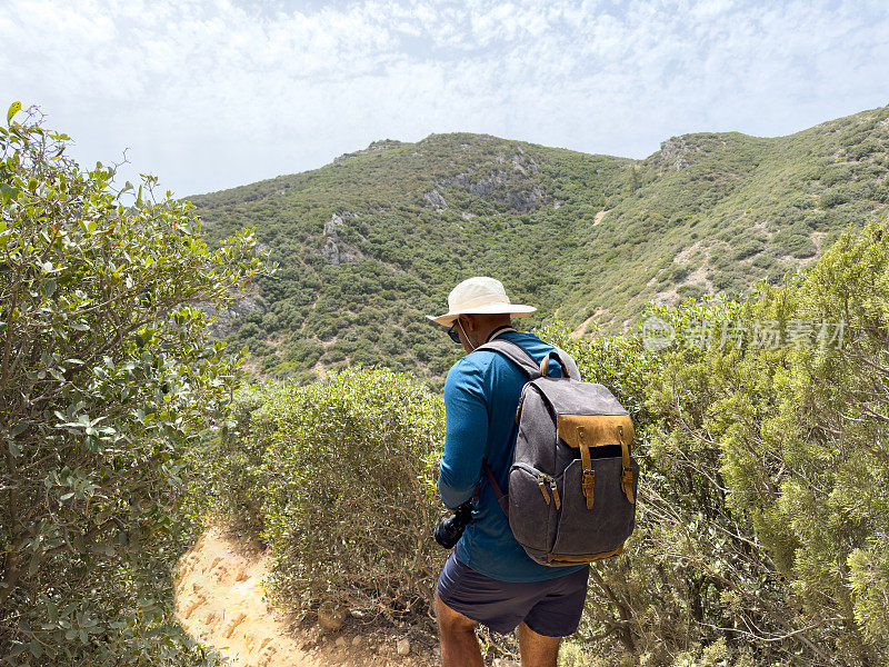 一名男子在葡萄牙的里贝罗森林里徒步旅行
