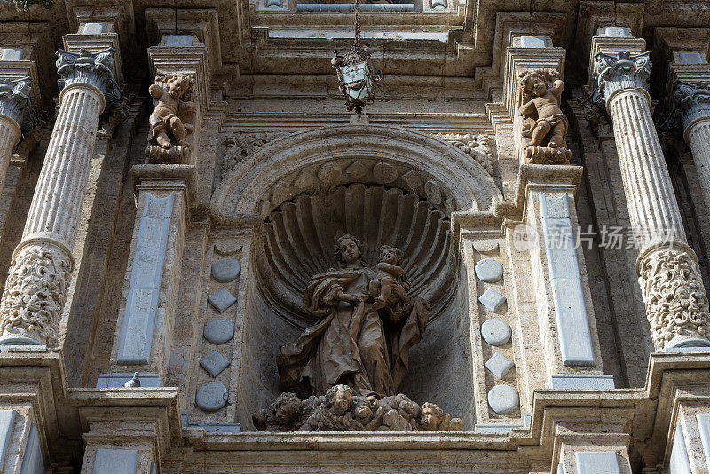 瓦伦西亚大教堂入口上方的宗教装饰