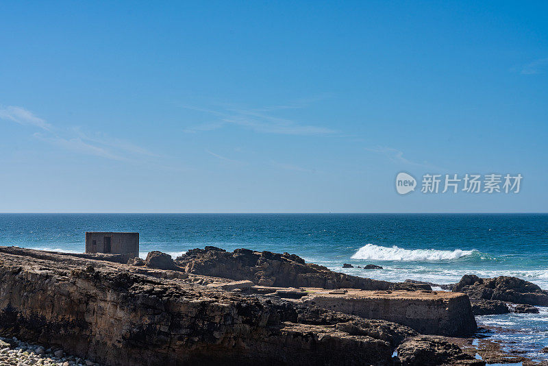 卡波拉索灯塔的海岸线景观——葡萄牙辛特拉卡波拉索