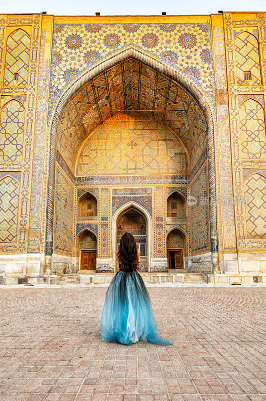 乌兹别克斯坦撒马尔罕，身着蓝色连衣裙的女士