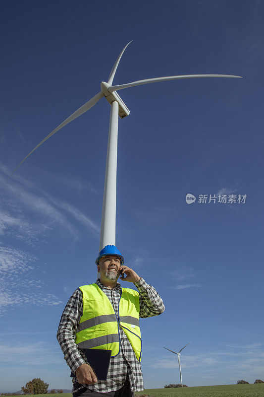 在风电场工作的工程师