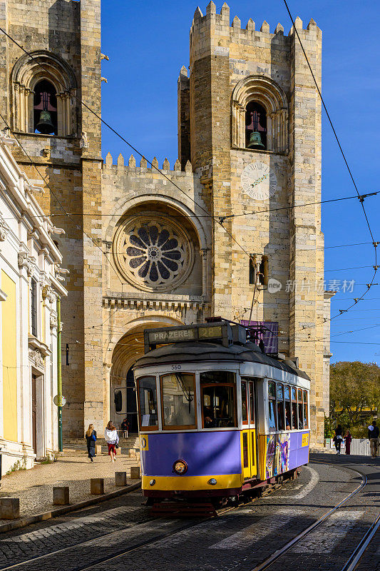 里斯本标志性的有轨电车经过里斯本大教堂