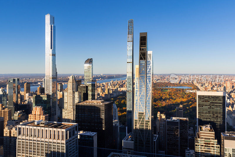 纽约曼哈顿中城和中央公园的亿万富翁排超高层摩天大楼鸟瞰图