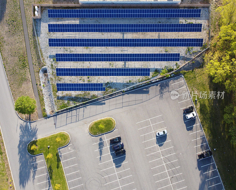 太阳能发电站和停车场鸟瞰图