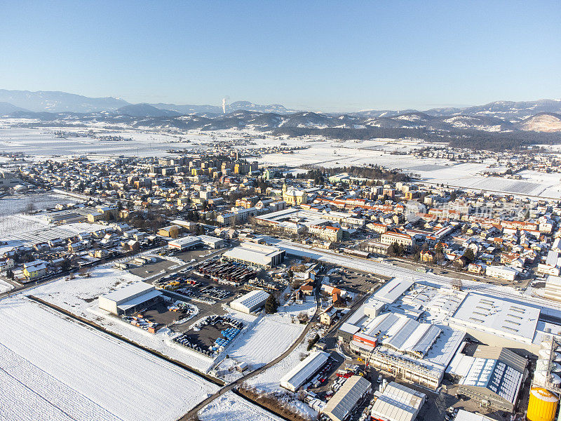 鸟瞰积雪覆盖的小镇，建筑和道路在冬季景观中。