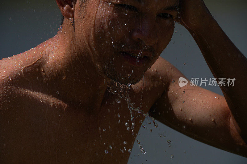 亚洲男人洗澡和泼水。
