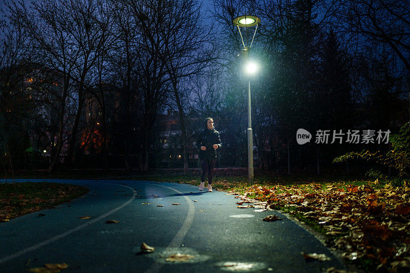 在跑道上冒雨奔跑