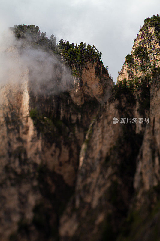 白云石山脉的山景