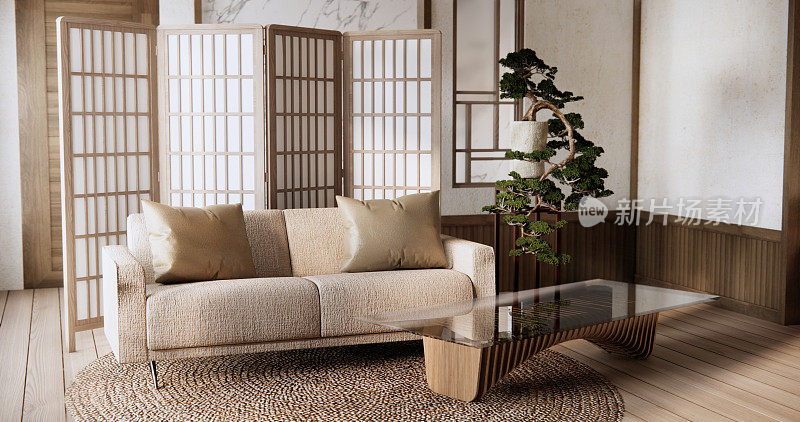 沙发扶手椅在日本客厅与空墙。