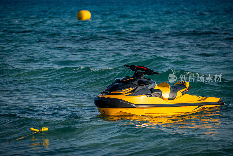 黄色水上摩托艇