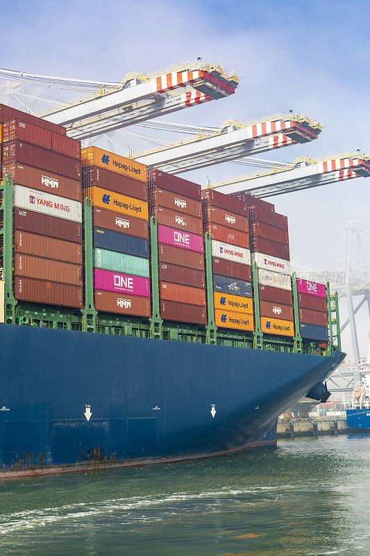 鹿特丹Maasvlakte的集装箱船和大型龙门起重机