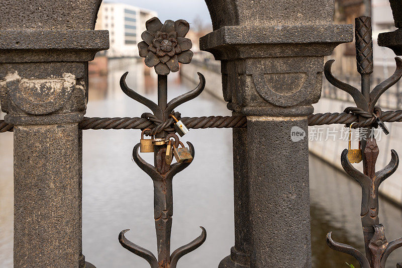 恋人的锁锁在桥上。
