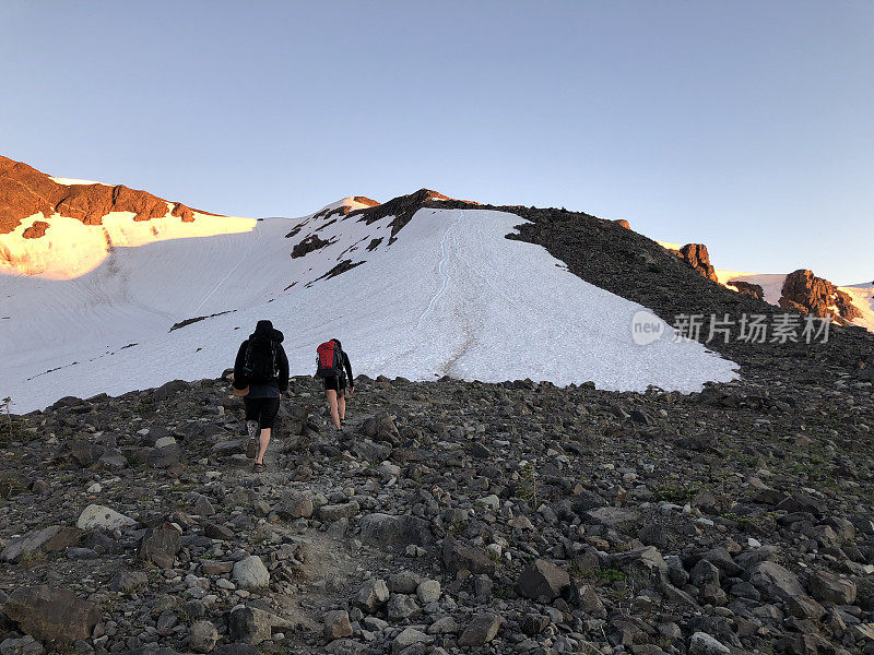 背包客们在清晨徒步上山