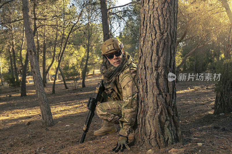 在森林里的软兵玩家在树的掩护下瞄准他的步枪