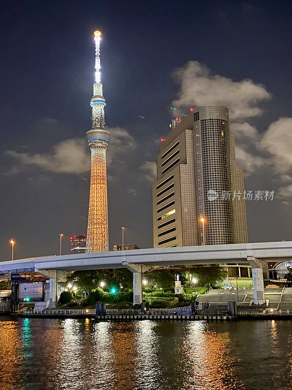 日本-东京-夜间观赏东京天空树和隅田河步道
