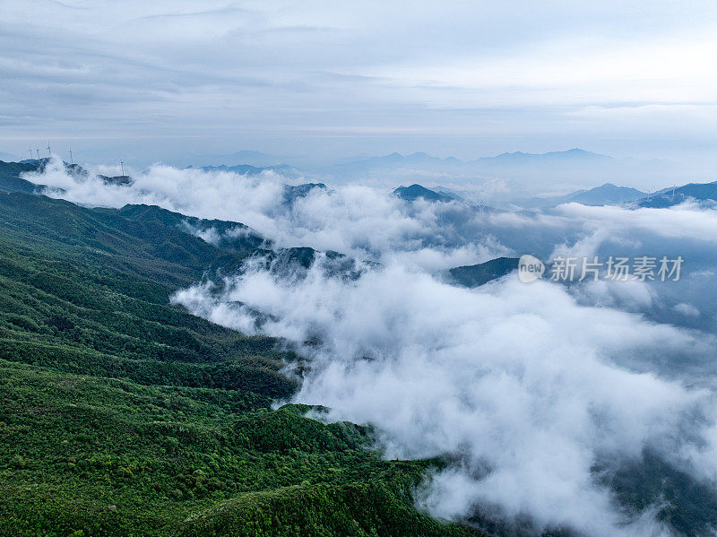 山区风电场云和雾的航空摄影