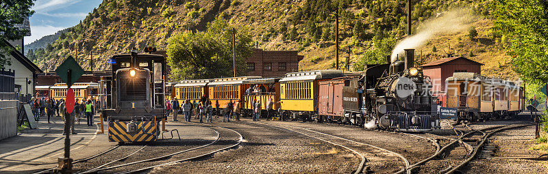 科罗拉多州杜兰戈历史悠久的老蒸汽火车离开车站的铁路轨道全景