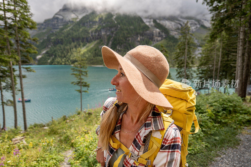 年轻女子徒步旅行在一个美丽的高山风景在夏天散步在瑞士阿尔卑斯山享受自然和户外