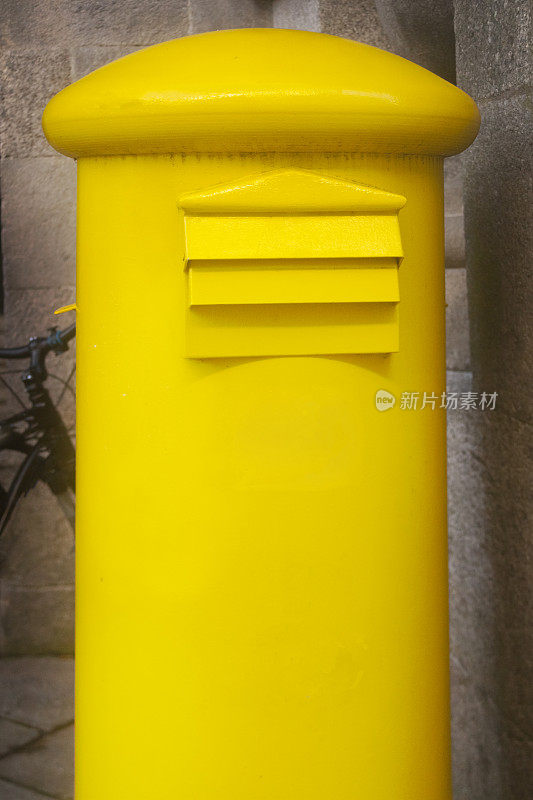 黄色复古风格的邮箱