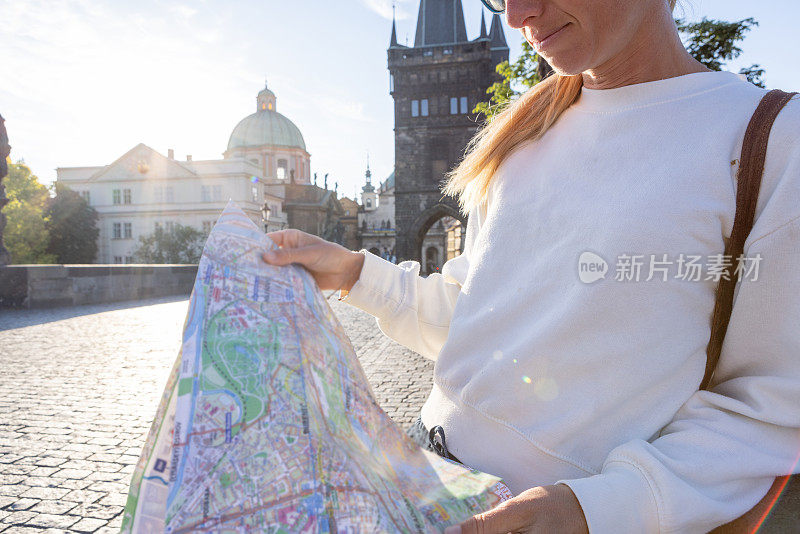 年轻女子独自旅行看城市地图