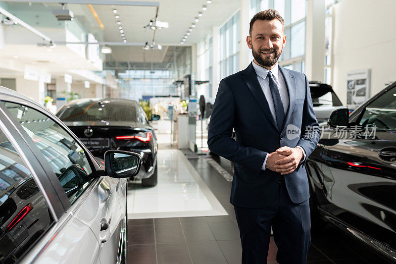 在汽车经销商以信贷或租赁方式购买新车时，为每个客户提供个性化服务的概念