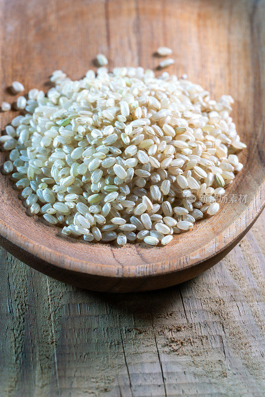 木桌上的生米粒