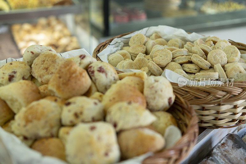 面包店里展示的咸“奇帕”面包和饼干的特写