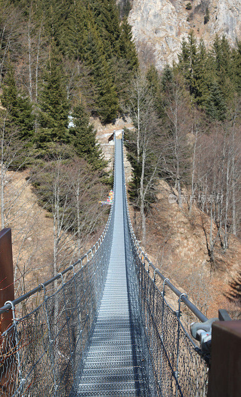 长而壮观的吊桥由钢索和金属枕木组成，连接山与山谷的两端