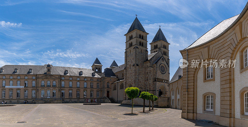 卢森堡历史悠久的埃克特纳克修道院全景图