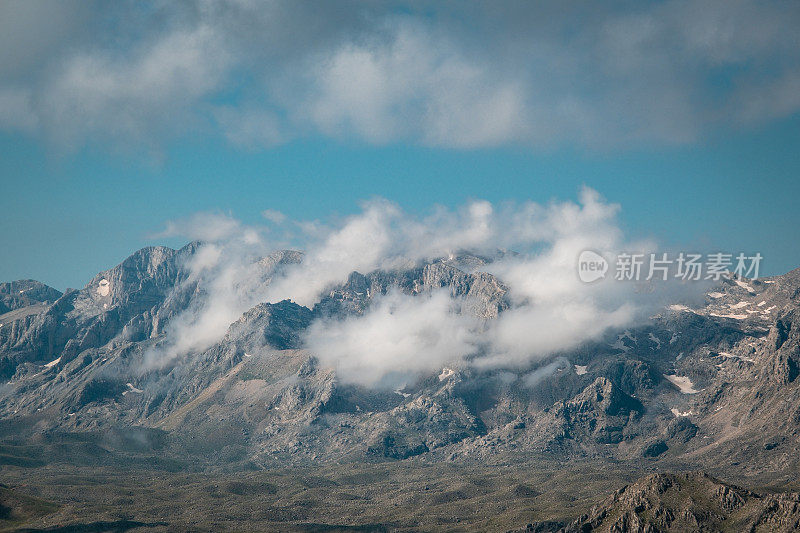 云雾缭绕的山景