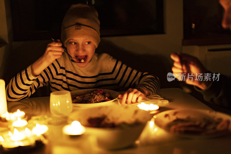 一家人在停电时点蜡烛吃饭