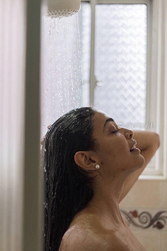 这位拉丁妇女正在自家的浴室里享受美味的沐浴