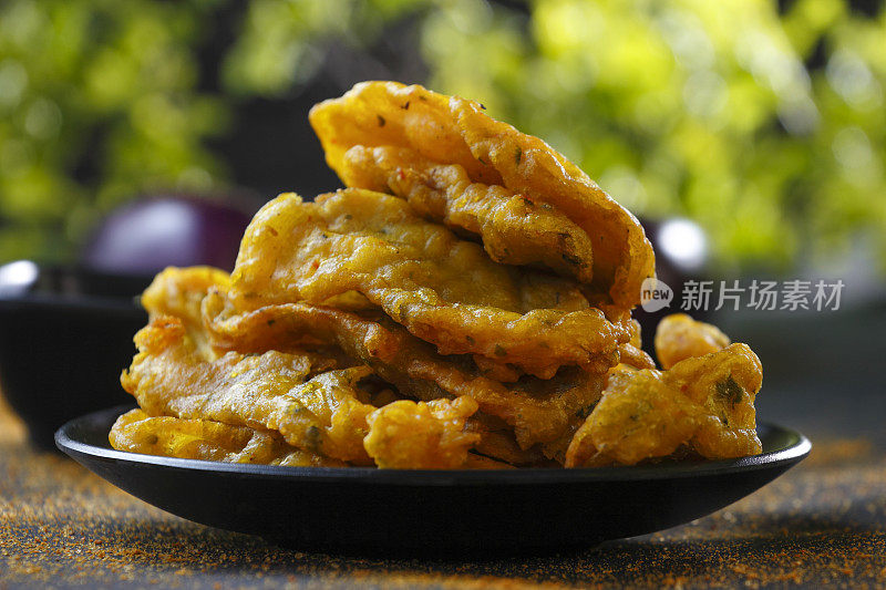 茄子脆饼或pakora