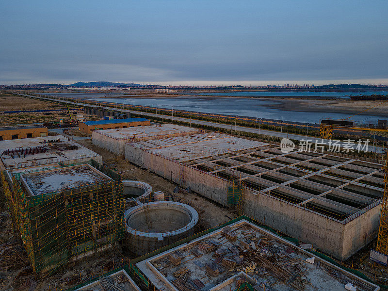 日落时分，沿海正在兴建的化工厂。