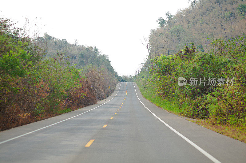 上午在北碧府的公路上