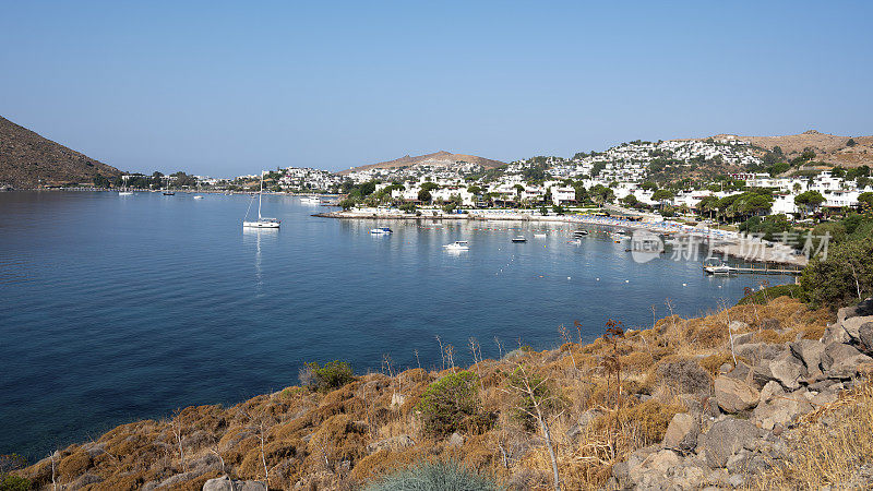 土耳其博德鲁姆镇的博德鲁姆海滩，爱琴海，传统的白色房屋，鲜花，码头，帆船，游艇。