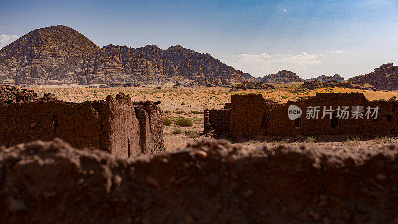 沙漠中被遗弃的村庄