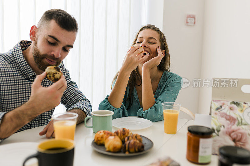 幸福的夫妇一起享受早餐