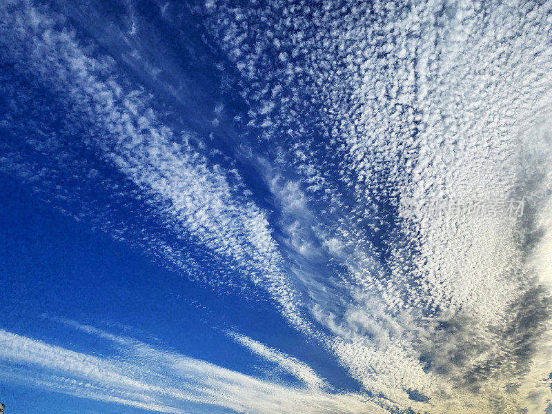 海面上有岛屿，天空被高积云覆盖