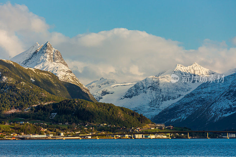 风景如画的峡湾。挪威旅游目的地。美丽的北自然。斯堪的那维亚。在山探险。挪威海。雪在山上。冰川