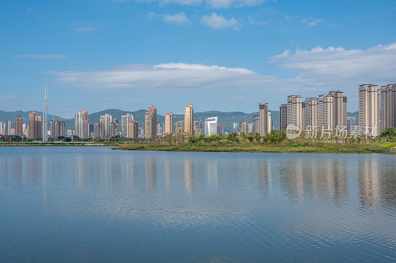 蓝天白云下的海滨城市天际线