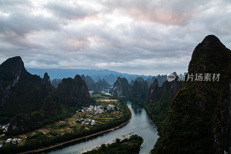 桂林阳朔县清晨美景鸟瞰图