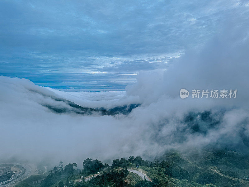 鸟瞰云海景观坝湖林山清晨云顶高地