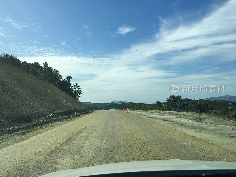 乡村路，在土路上开车，背景是天空