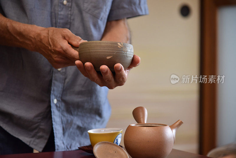 日本茶农为游客沏茶——库存形象