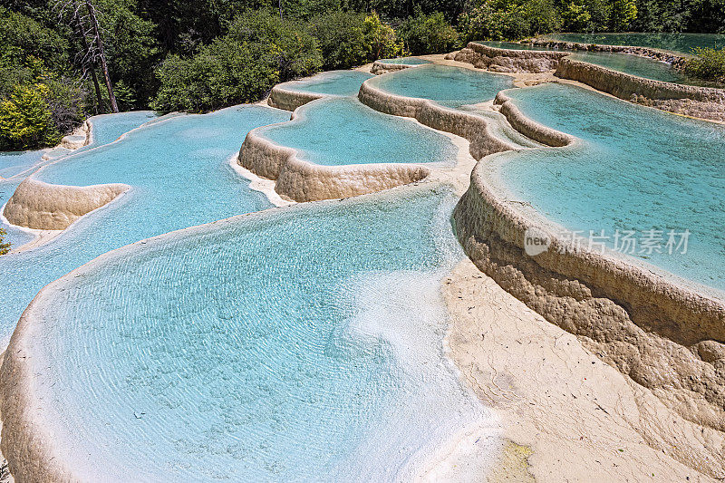 四川山区的天然水池，绿松石色的水